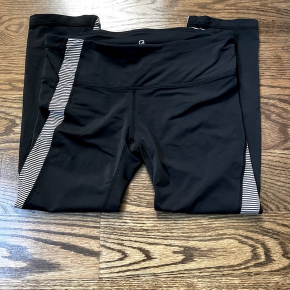 GAP Pants - 2/$15 Women’s GapFit gfast small black capri leggings